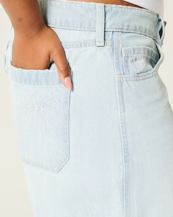 Low-Rise Light Wash Bow Graphic Baggy Jort Low-Rise Light Wash Bow Graphic Baggy Jort